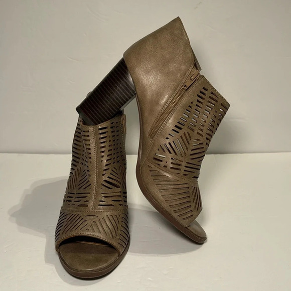 Report Shoes - 🌻 Report Aquarium Women’s Open Toe Heeled Booties size 9